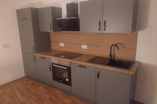 Luxuriöse schwarze Küche mit Marmor