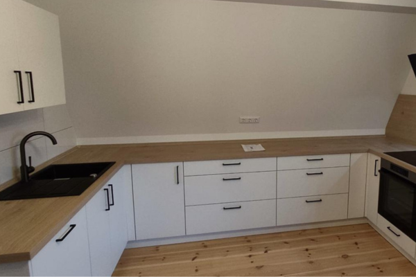 Moderne Küche in Weiß & Holz